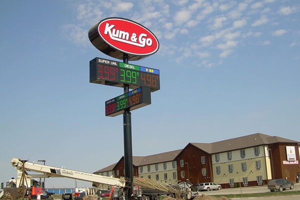 Kum & Go pole sign