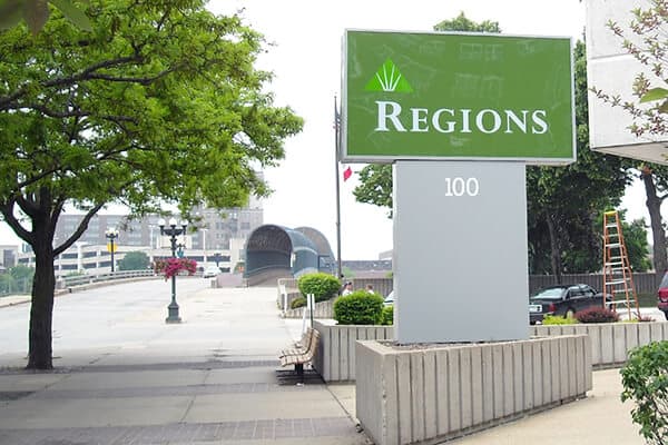 Banking\Financial Regions Bank Pole Sign